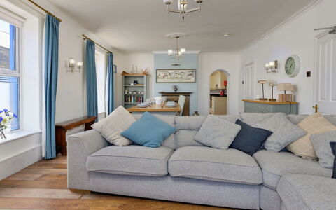 Gwynle: Möbel, Interior Design, Couch, Flooring, Fussboden, Holz, Decke, Wohnzimmer, Zimmer, Zuhause