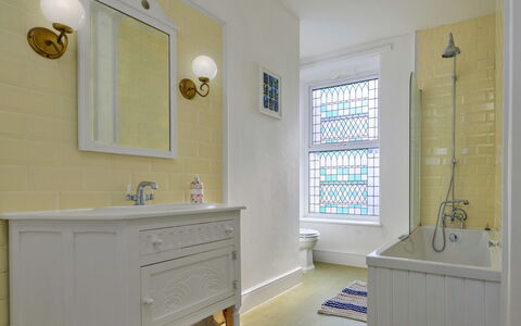 Gwynle: Interior Design, Flooring, Wand, Badezimmer, Armatur, Fussboden, Decke, Badezimmerschrank, Zapfhahn, Installation