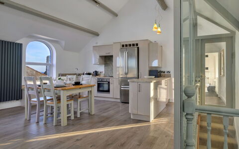 Gwynle: Möbel, Flooring, Interior Design, Holz, Fussboden, Decke, Küche, Holzboden, Countertop, Beleuchtung