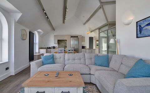 Gwynle: Möbel, Interior Design, Couch, Flooring, Fussboden, Zuhause, Decke, Wohnzimmer, Wohnung