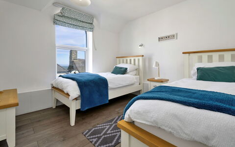Gwynle: Schlafzimmer, Bett, Holz, Bettdecke, Möbel, Bedding, Zuhause, Bettrahmen, Fussboden, Wohnung