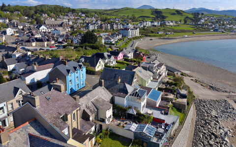 Gwynle: Wohngebiet, Küste, Landschaft, Nachbarschaft, Haus, Vorort, Küsten Und Ozeanische Forms, Zuhause, Meer, Menschliche Siedlung