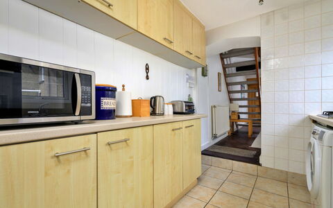 Awel Y Mor: Flooring, Küche, Fussboden, Major Appliance, Interior Design, Küchengerät, Countertop, Zimmer, Decke, Möbel