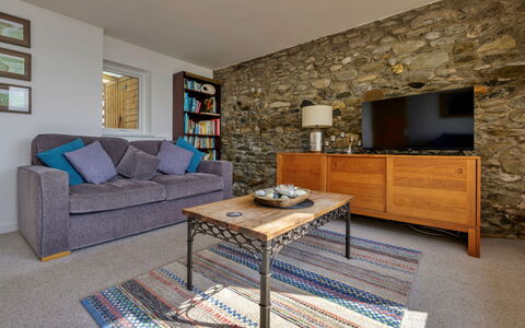 Awel Y Mor: Möbel, Flooring, Couch, Interior Design, Holz, Fussboden, Wohnzimmer, Zimmer, Tabelle