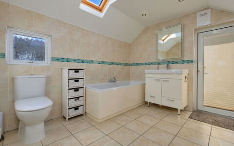 Awel Y Mor: Flooring, Armatur, Fussboden, Interior Design, Sinken, Badezimmer, Decke, Zapfhahn, Fliese, Installation