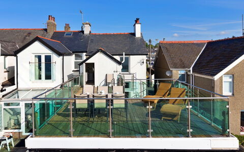Awel Y Mor: Zuhause, Verbundwerkstoff, Geländer, Balkon, Zaun, Daylighting, Veranda, Stahl, Treppe