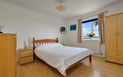 Ty Glan Y Mor: Holz, Bett, Möbel, Schlafzimmer, Interior Design, Fussboden, Flooring, Zimmer, Bettrahmen, Bedding