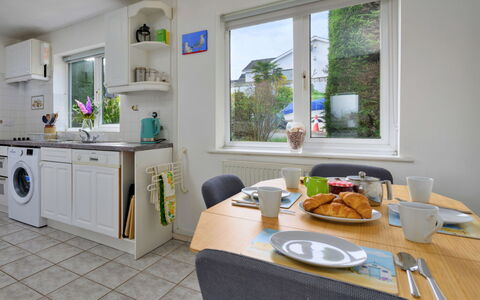 Ty Glan Y Mor: Major Appliance, Küche, Küchengerät, Countertop, Flooring, Interior Design, Möbel, Fussboden, Zuhause, Haushaltsgerät