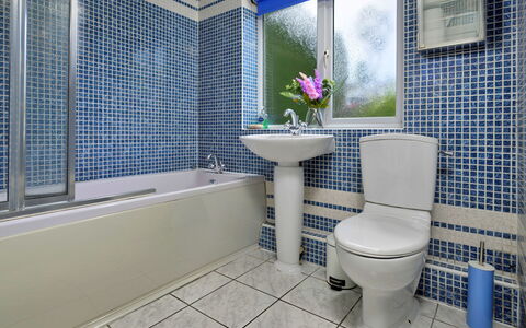 Ty Glan Y Mor: Badezimmer, Blau, Armatur, Wand, Toilleten Sitz, Toilette, Flooring, Badewanne, Fussboden, Interior Design