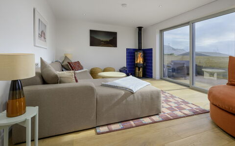Hampton Coast: Möbel, Interior Design, Flooring, Fussboden, Couch, Wand, Zimmer, Holz, Decke, Wohnzimmer