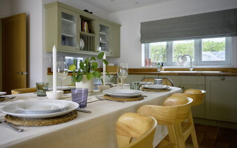 Hampton Coast: Möbel, Interior Design, Holz, Küche, Flooring, Decke, Beleuchtung, Geschirr, Zuhause, Countertop