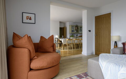 Hampton Coast: Möbel, Interior Design, Fussboden, Flooring, Couch, Holz, Zimmer, Wohnzimmer, Holzboden, Decke