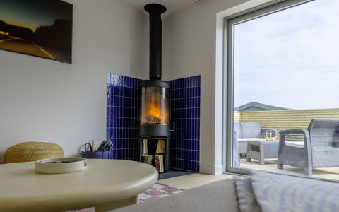 Hampton Coast: Flooring, Interior Design, Fussboden, Beleuchtung, Möbel, Decke, Zimmer, Wohnzimmer, Light Fixture, Stuhl