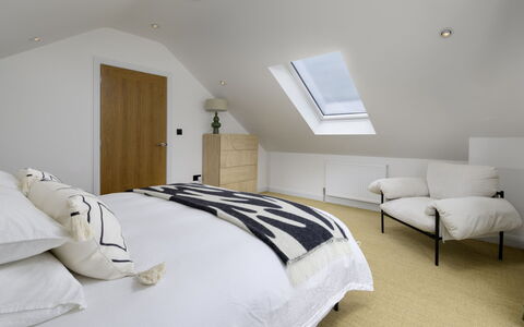 Hampton Coast: Schlafzimmer, Bett, Decke, Interior Design, Möbel, Beleuchtung, Bedding, Bettdecke, Linens, Flooring