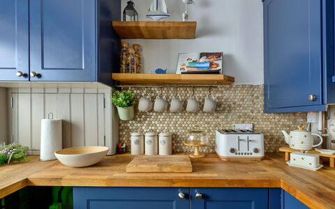 Brigwyn: Küche, Möbel, Cabinetry, Küchengerät, Geschirr, Countertop, Interior Design, Schrank, Zimmer
