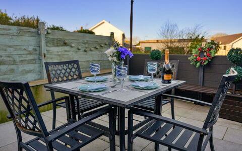Brigwyn: Möbel, Stuhl, Tabelle, Gartenmöbel, Küche & Esszimmer Tisch, Tisch Im Freien, Kaffetisch, Flooring, Esszimmer, Terrasse