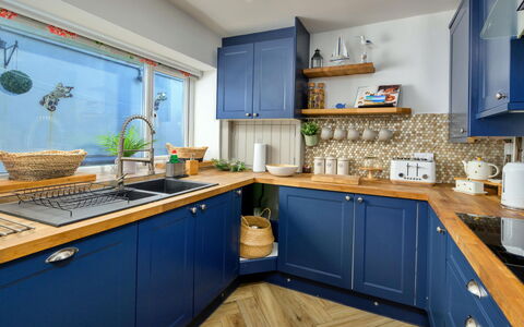 Brigwyn: Küche, Cabinetry, Holz, Möbel, Interior Design, Küchengerät, Countertop, Flooring, Beleuchtung, Major Appliance