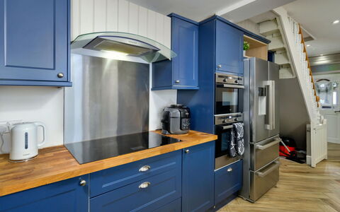 Brigwyn: Flooring, Holz, Cabinetry, Interior Design, Möbel, Fussboden, Decke, Küche, Küchengerät, Major Appliance