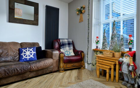 Brigwyn: Möbel, Interior Design, Wand, Holz, Flooring, Fussboden, Wohnzimmer, Zimmer, Couch, Beleuchtung