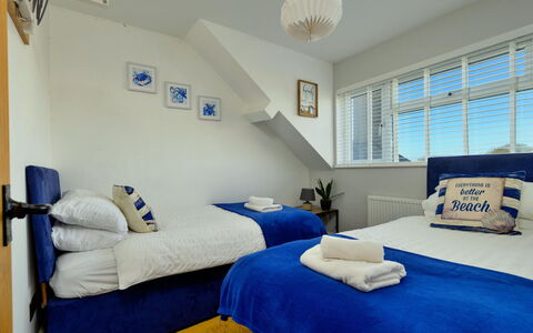 Brigwyn: Möbel, Interior Design, Schlafzimmer, Bett, Bettrahmen, Bedding, Kissen, Bettdecke, Hotel, Lampe