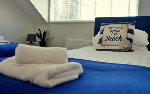 Brigwyn: Möbel, Schlafzimmer, Bedding, Kissen, Linens, Bett, Bettdecke, Dekokissen, Hotel, Lampe