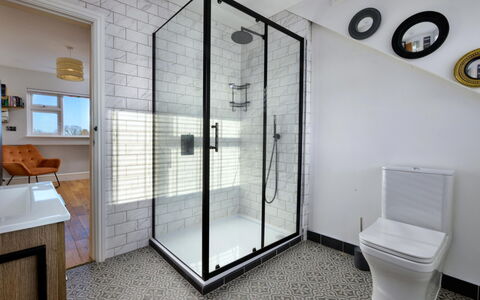 Brigwyn: Wand, Badezimmer, Armatur, Flooring, Interior Design, Fussboden, Installation, Fliese, Duschtür, Dusche