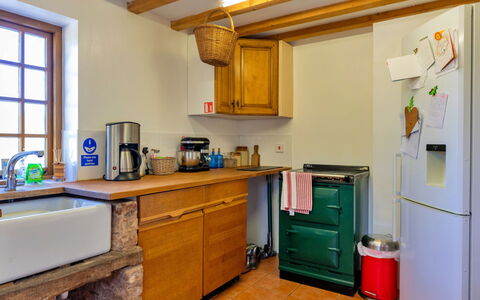 Waen Farm Cottage: Küche, Holz, Küchengerät, Countertop, Major Appliance, Flooring, Cabinetry, Interior Design, Möbel, Zimmer