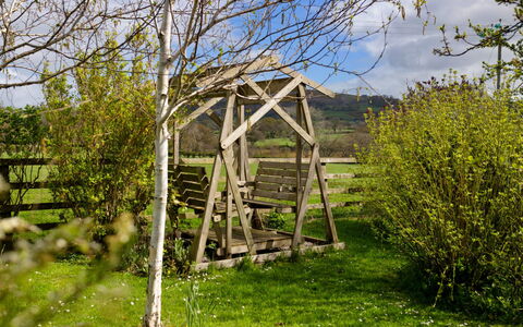 Waen Farm Cottage: Holz, Frühling, Zweig, Garten, Weide, Wald, Outdoor Struktur, Gartenbauten, Hinterhof