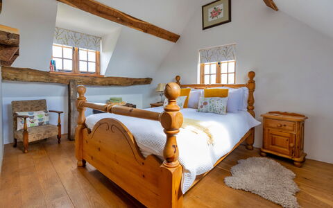 Waen Farm Cottage: Bett, Schlafzimmer, Holz, Möbel, Bedding, Bettdecke, Zuhause, Haus, Interior Design, Bettrahmen