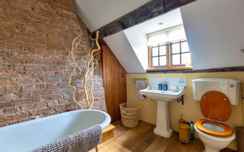 Waen Farm Cottage: Wand, Armatur, Holz, Flooring, Badezimmer, Interior Design, Fussboden, Zapfhahn, Installation, Beleuchtung