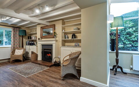 Dolhyfryd Lodge: Möbel, Interior Design, Flooring, Wand, Holz, Fussboden, Decke, Zimmer, Wohnzimmer, Beleuchtung