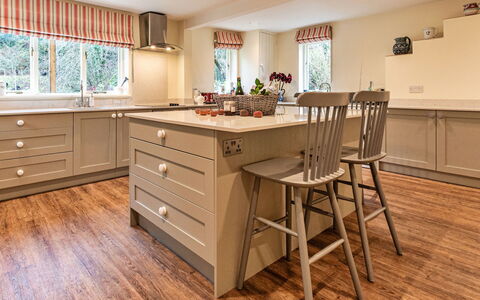 Dolhyfryd Lodge: Möbel, Flooring, Interior Design, Cabinetry, Holz, Fussboden, Küche, Countertop, Holzboden, Decke