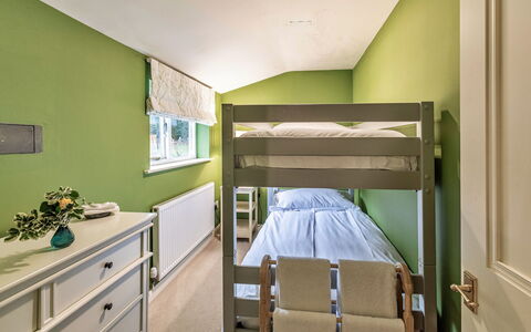 Dolhyfryd Lodge: Möbel, Interior Design, Bett, Schlafzimmer, Flooring, Fussboden, Holz, Decke, Zimmer, Bedding