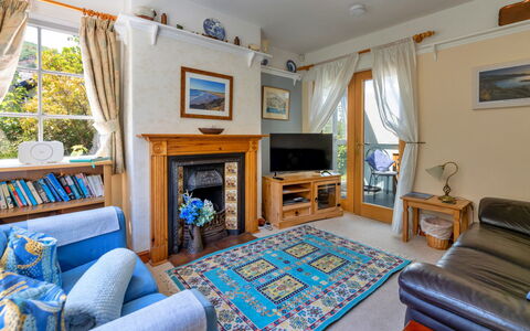 Wern Cottage: Möbel, Holz, Interior Design, Flooring, Tabelle, Fussboden, Couch, Beleuchtung, Zuhause, Wohnzimmer