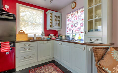 Wern Cottage: Küche, Interior Design, Küchengerät, Countertop, Cabinetry, Möbel, Major Appliance, Holz, Flooring, Decke