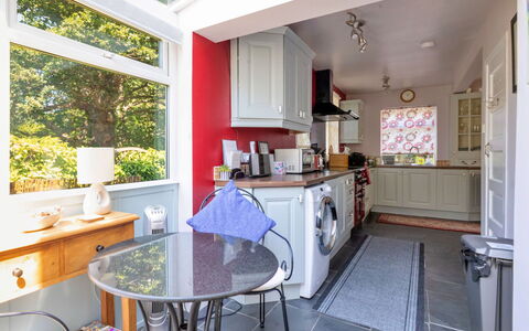Wern Cottage: Möbel, Flooring, Interior Design, Major Appliance, Holz, Küche, Fussboden, Countertop, Decke, Beleuchtung