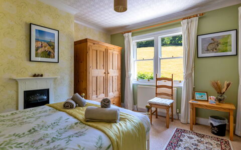 Wern Cottage: Möbel, Bett, Schlafzimmer, Interior Design, Wand, Bettdecke, Holz, Bedding, Flooring, Decke