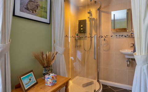Wern Cottage: Interior Design, Armatur, Badezimmer, Flooring, Möbel, Fussboden, Beleuchtung, Installation, Zimmer, Zapfhahn