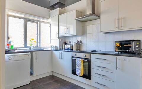 Colwyn Bay 646: Küchengerät, Küche, Countertop, Major Appliance, Cabinetry, Interior Design, Haushaltsgerät, Flooring, Herd, Decke