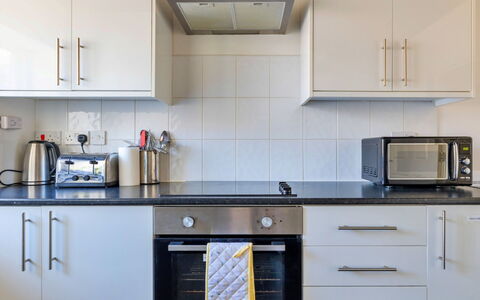 Colwyn Bay 646: Küchengerät, Küche, Countertop, Major Appliance, Cabinetry, Flooring, Interior Design, Haushaltsgerät, Holz, Möbel