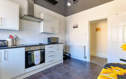 Colwyn Bay 646: Flooring, Fussboden, Decke, Interior Design, Major Appliance, Küche, Beleuchtung, Zimmer, Wohnung, Countertop