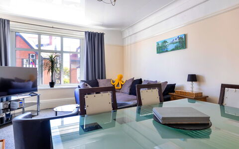 Colwyn Bay 646: Möbel, Interior Design, Flooring, Fussboden, Decke, Couch, Zimmer, Beleuchtung, Tabelle, Wohnzimmer