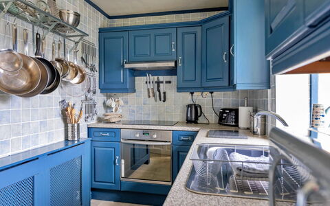 Ty Pen Y Bryn, Castle Views: Blau, Küche, Cabinetry, Küchengerät, Countertop, Interior Design, Major Appliance, Möbel, Flooring, Holz