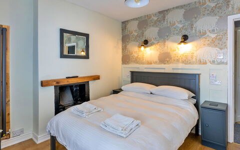 Ty Pen Y Bryn, Castle Views: Bett, Schlafzimmer, Interior Design, Wand, Bedding, Bettdecke, Holz, Decke, Möbel, Fussboden