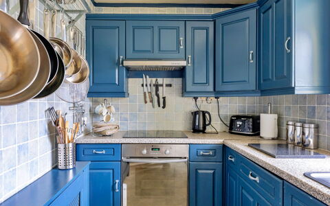 Ty Pen Y Bryn, Castle Views: Blau, Cabinetry, Küche, Küchengerät, Möbel, Interior Design, Countertop, Holz, Flooring, Schublade