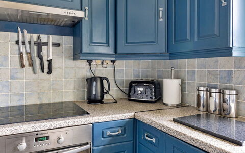 Ty Pen Y Bryn, Castle Views: Blau, Küche, Küchengerät, Cabinetry, Countertop, Major Appliance, Flooring, Interior Design, Möbel, Schublade