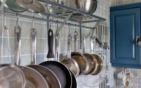 Ty Pen Y Bryn, Castle Views: Pot Rack, Küche, Regal, Regale, Dishware, Servierware
