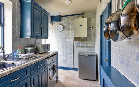 Ty Pen Y Bryn, Castle Views: Major Appliance, Flooring, Interior Design, Waschmaschine, Küche, Fussboden, Countertop, Cabinetry, Küchengerät, Wäschekammer