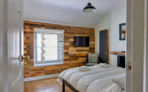 Ty Pen Y Bryn, Castle Views: Wand, Holz, Möbel, Interior Design, Decke, Schlafzimmer, Fussboden, Bett, Zuhause, Flooring
