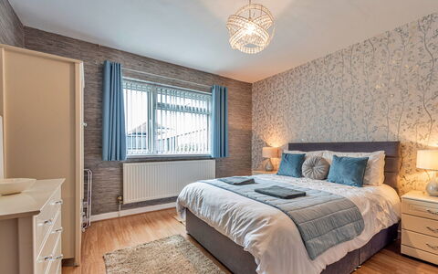 Hafan Traeth: Bett, Interior Design, Schlafzimmer, Bedding, Möbel, Bettdecke, Decke, Holz, Flooring, Fussboden